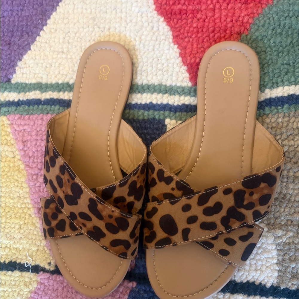 Like new size 8/9 Women’s Leopard Print Slide Sandals. Go with everything.summer